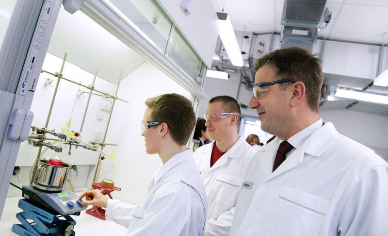 Mehr als 100 Mitarbeiter werden derzeit bei Merck in der Rhein-Main-Region in den Laborberufen ausgebildet. (Bild: Merck)