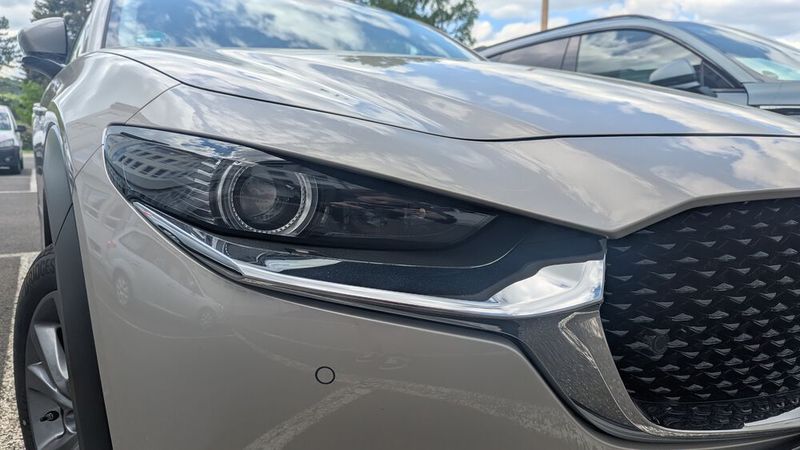 Die Scheinwerfer wirken wie Stielaugen, vorne ... (Bild: Simon – VCG)