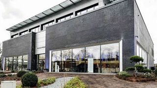 Der neue Jaguar- und Land-Rover-Flaghip-Store liegt an der viel befahrenen Alsterkrugchaussee. (Foto: Arne Boysen)