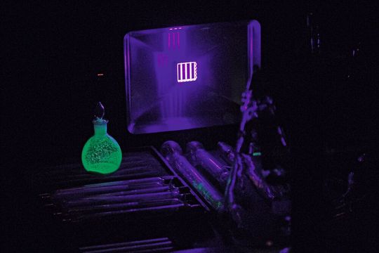 Beim Experimentieren mit Kathodenstrahlen entdeckt Wilhelm Conrad Röntgen eine neue Strahlenart.(Bild:  Stefanie Michel)