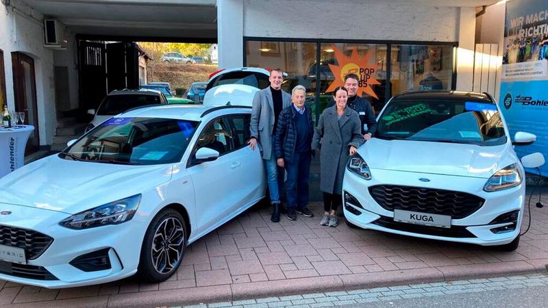 V. l.: Maximilian Horenkamp, Assistent der Geschäftsführung, Fritz Bohlender, Seniorchef, Anja Horenkamp, Geschäftsführerin, und Andreas Horenkamp, Leiter von Bohlender Klassik, freuen sich über den erfolgreichen Start ihres Pop-up-Stores. (Bild: Auto Bohlender)