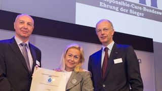 Die Gewinner des Wettbewerbs: Burkhard Anders und Ina Vrancken von 3M Deutschland mit VCI-Präsident Kurt Bock (v.l.n.r.). (VCI/Darchinger)