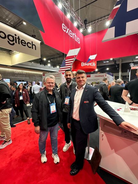 Über den Besuch von Raed Kaplan (r., Barco) freuen sich René Schülein und Aksche Mehra (Exertis) immer.  (Bild: Vogel IT-Medien GmbH)