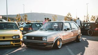 Fahrwerkmodifikationen, Aerodynamikkits mit Spoilern, Splittern und Wings, breite Hochleistungsreifen auf polierten Felgen und eindrucksvolle Abgasanlagen: Nicht alles was schön ist, ist auch erlaubt – gerade auch im Hinblick auf eine H-Zulassung. (Bild: GTÜ)