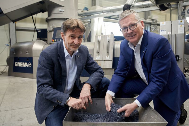 ... mit dem aus unterschiedlichen Kunststoffabfällen qualitativ hochwertiges Regranulat wird. Das bedeutet weniger Müll und mehr aufbereitetes Material für die Produktion. (EPO/Heinz Troll)