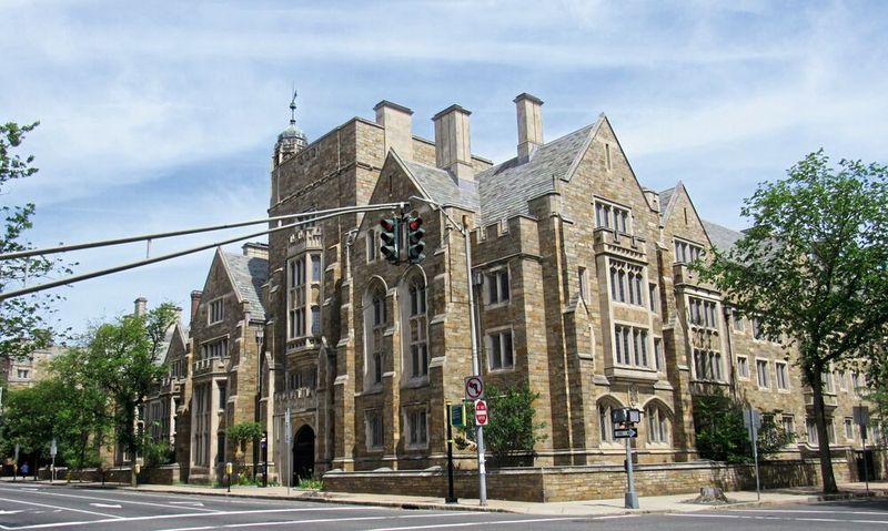 Das Grace Hopper College in Yale. (Bild: Grace Hopper College 01 / Farragutful / CC BY-SA / Wikimedia Commons)