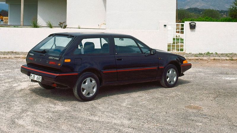 Viele Antriebe – Beim 480 experimentierte Volvo auch mit vollektrischen und V6-Varianten, am Ende blieb es u.a. beim bewährten Vierzylinder-Turbo. (Bild: Volvo)