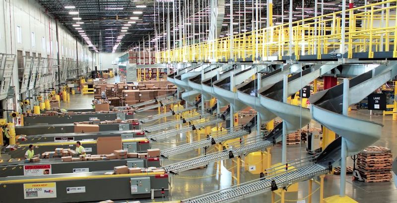 Amazon Fulfilment Center: Amazon verfolgt ein Geschäftsmodell, bei dem jede einzelne Bestellung als einzigartig behandelt wird. (Bild: Amazon)