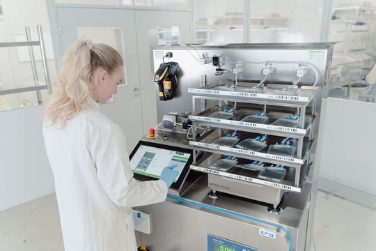 Die Prozesslösungen von Single Use Support decken das gesamte Flüssigkeits- und Kühlkettenmanagement für die Herstellung empfindlicher flüssiger Wirkstoffe ab – von Einwegbeuteln und -baugruppen bis hin zu Dosiersystemen.(Bild:  Single Use Support)