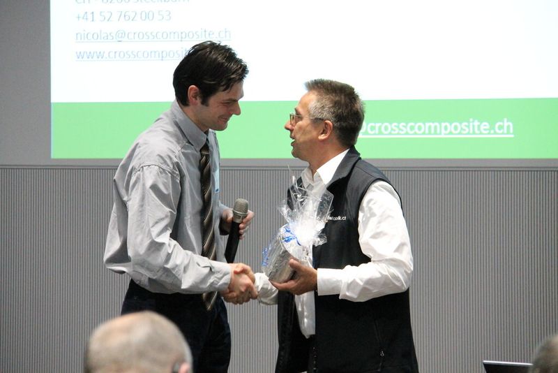 Marcel Strebel (rechts) gratuliert Dipl. Ing. Nicolas Eguemann (links) zu seinem Spinn-Off. (Bild: Virtuelle Fabrik)