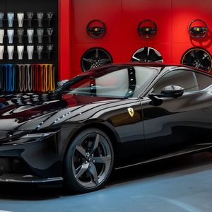 Neubau von Auto Kessel Zug AG in Sihlbrugg (Schweiz): alle Elemente der neuen Corporate Identity von Ferrari erstmals an einem Ort.(Bild:  Ferrari)