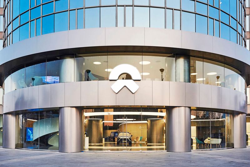 Schon von außen sieht das Nio-House, das in Peking zwischen Designerläden steht, futuristisch aus. (Bild: Nio)