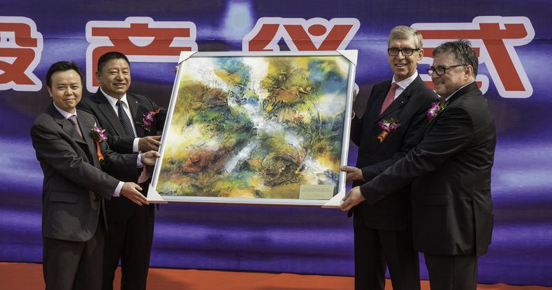 A work of art to mark the opening of the new Elantas plant in Tongling: Altana CEO Dr. Matthias L. Wolfgruber  (2nd from right) and Elantas Division President Dr. Guido Forstbach (right) present a painting to Elantas Tongling Managing Director Ye Lixin (left) and Liu Linbao, President Elantas Greater China (2nd from left) (Picture: Altana)