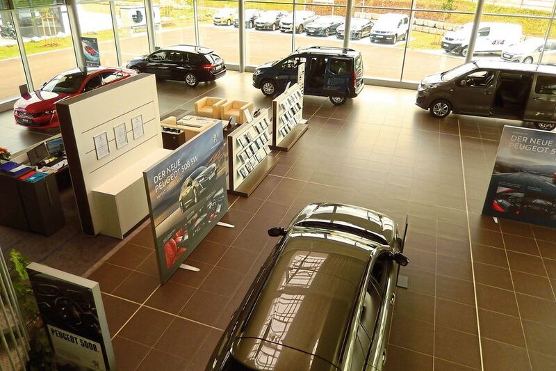 Auf rund 400 Quadratmetern präsentiert das Autohaus Panzer die Peugeot-Modelle. (Autohaus Panzer)
