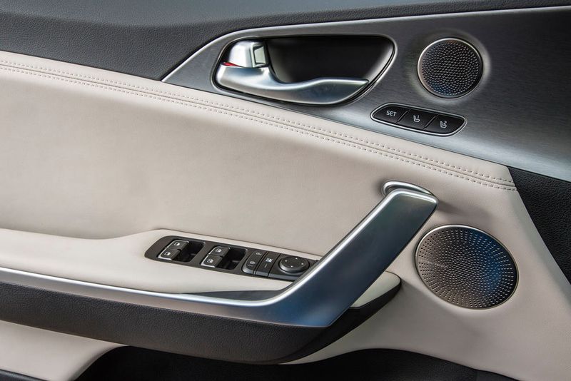 Leder und Metall gibt es an vielen Stellen. (Kia)