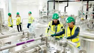 Die hochmoderne Biotechnologie-Anlage des Arzneimittelherstellers Teva in Ulm ist speziell für die Herstellung neuer innovativer Antikörper-Medikamente ausgelegt. (Bild: Teva Deutschland)