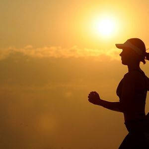 Tipp 2: Den Tagesablauf der Hitze anpassen. Körperliche Anstrengungen nach Möglichkeit auf die Morgen- und Abendstunden legen.