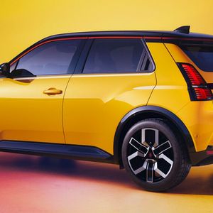 Mit einer nur 3,92 Meter langen Karosserie hält der Neuzeit-R5 dem Kleinwagenformat die Treue.(Bild:  Renault)