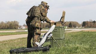 Soldaten erproben einen Demonstrator im Innovationslabor der Bundeswehr in Erding. (Bild: © 2025 Bundeswehr/Heike Westhöfer)