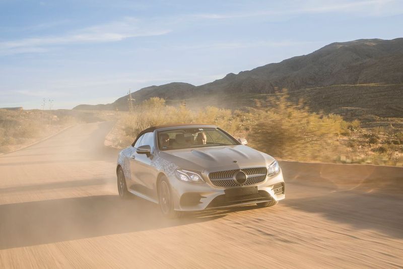Das Verdeck und Extras wie das ausfahrbare Windschott hinter den Rücksitzen, den Aircap-Spoiler über der Frontschiebe oder die Nackenheizung Airscarf kennt man so vom Cabrio der C-Klasse. (Mercedes-Benz)