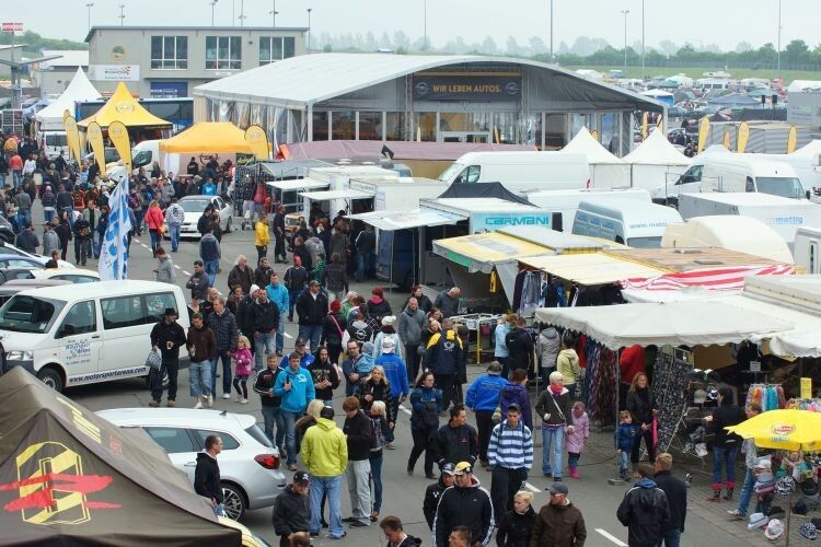 Nach dem Regen kommt der Andrang. Opel ist als Hersteller nur Gast und nicht an der Organisation beteiligt. Nur die Enthusiasten gestalten das Treffen zu 18. Mal. (Matthias Knödler)