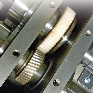 1   Lauramid-Stahl-Zahnradpaarung in LowLoss-Geometrie LL40 auf dem Prüfstand. (Handtmann Elteka)