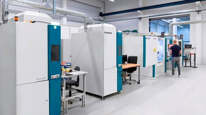 Manz hat in Reutlingen sein neues Laser Application Center eröffnet. Die Ausrüstung fokussiert sich auf alles, was mit dem Laserschweißen zu tun hat. Manz unterstützt damit alle, die vorab wissen wollen, wie sie eine Laserschweißaufgabe am prozesssichersten lösen können.