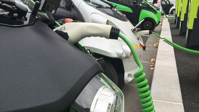 Laden für den Neustart als Gebrauchtwagen: E-Modelle sind in zweiter Hand noch wenig gefragt. Das Angebot ist allerdings auch noch klein.(Bild:  frei lizenziert /  Pixabay)