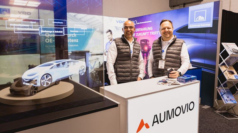 Und auch Marcus Aquilla (li.) und Dirk Rockendorf von Aumovio versorgten die Besucher mit allerhand Infos aus erster Hand.  (Bild: Stefan Bausewein)