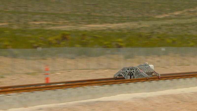 Auf einer etwa 800 m  langen Schienenstrecke raste der Prototyp entlang. (Hyperloop Technologies)