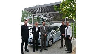 V. li.: Gösta Wahl (DB Rent), Sigrid Schaede (Toyota), Karsten Zell (Spree-Automobile), Hannes Beyer (DB Rent) und Michael Wünsch (Spree-Automobile) tanken mit Sonne. (Spree-Automobile)