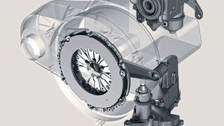 Kupplungs- (vorn) und Getriebeaktuator unterscheiden das automatisierte Schaltgetriebe vom Handschalter. (Bild: ZF)