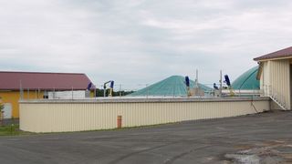 Die Biogasanlage in Reupelsdorf (im Vordergrund: der runde Kombifermenter mit Rührwerken)  (Bild: PROCESS)