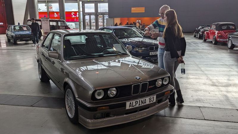 Wenn die Tochter mit dem Vater nach einem Young- bzw. Oldtimer Ausschau hält... (Bild: Dominsky – VCG)