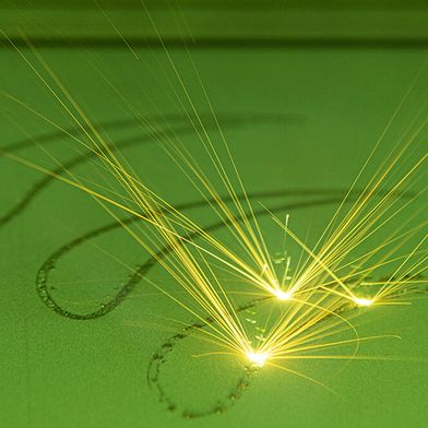 Per pulverbettbasiertem Lasersstrahlschmelzen wird hier komplexe Metallbauteile additiv an der BAM gefertigt. Nun gibt es ein Projekt, dass dabei helfen soll, solche Bauteile schon bei ihrer Entstehung auf ihre Eignung für die Luftfahrtbranche zu testen. Hier die Details ... (Bild: BAM)