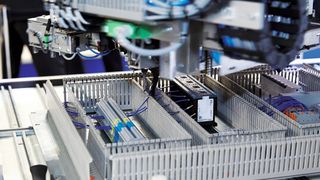 Dieser Verdrahtungsroboter von Kiesling Maschinentechnik zeigt, dass es im Schaltanlagen- und Steuerungsbau noch genügend Automationspotenzial gibt. (Kiesling)