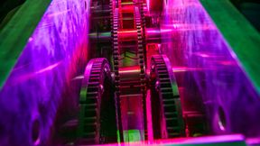 Schoellers System prüft in vier vollautomatisierten Stufen – Außendurchmesser, Geradheit und Länge, Spanfreiheit sowie Oberfläche und Schnittenden – bei einer Taktzeit von 0,5 Sekunden pro Rohr. (Bild: Schoeller Werk)