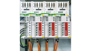 Für die insgesamt acht CNC-Achsen sind vier kompakt bauende, zweikanalige Servoverstärker AX5203 im Einsatz.  (Beckhoff)