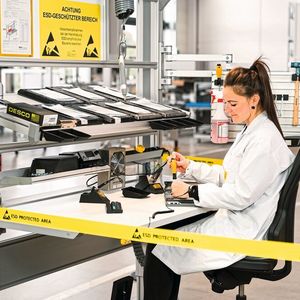 Eine ESD-Schutzzone, auch EPA genannt, darf nur von geschultem Personal und unterwiesenen Besuchern mit entsprechender Schutzausrüstung betreten werden. 