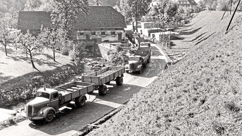 Der L 6600: Lastzüge der Baureihe 304 auf Testfahrt durch den Schwarzwald im Jahr 1950.  (Bild: Mercedes-Benz AG)