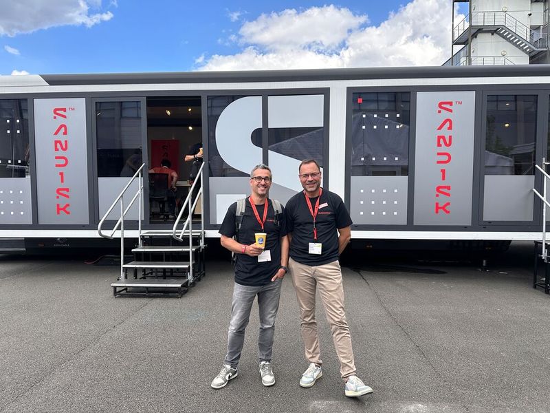 Ruben Dennenwaldt und Frank Sälzer (Sandisk) sind dankbar für ihre Trailer vor den Hallen. Dort können sie in und mit Ruhe ihre Meetings halten. (Bild: Vogel IT-Medien)