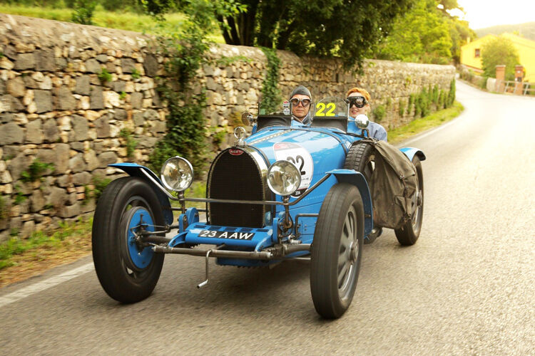 Dieser himmelblauen Zweisitzer mit dem hufeisenförmigen Kühlergrill, ein Bugatti T35, wurde 1926 gebaut. (Foto: Bugatti)