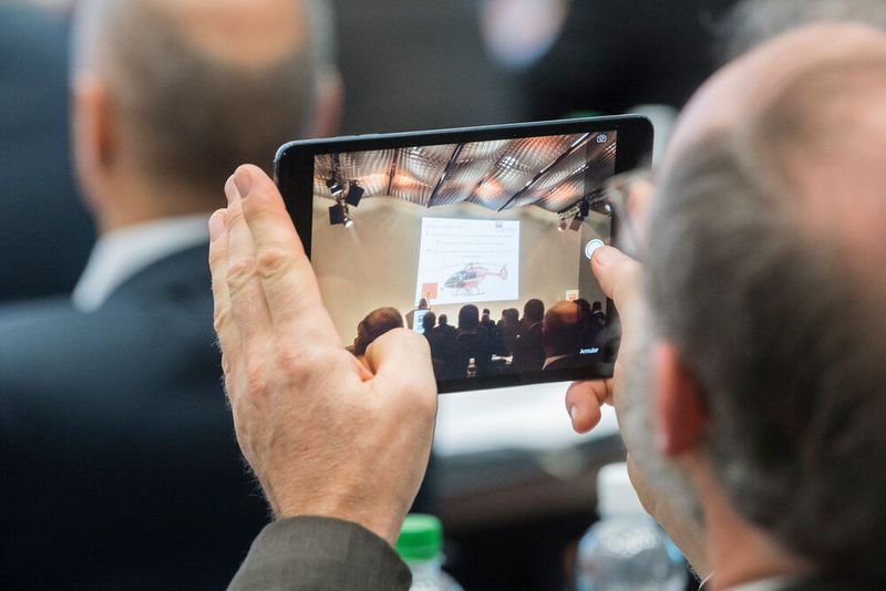 Dialog trifft Digital: Die Besucher halten die interssantesten Informationen der Referenten digital fest. (Thomas Entzeroth)