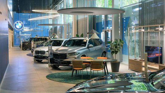 Am 24. Mai 2025 wird die Niederlassung offiziel eröffnet. Neu ist, dass die Marken BMW und Mini jetzt unter einem Dach präsentiert werden.((c) derPIRAT.com)