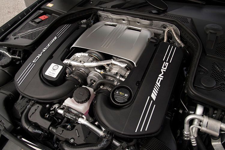 Der neue V8-Turbo braucht sich nicht hinter der Vorgängermaschine zu verstecken. Die 350 kW/476 PS beziehungsweise 375 kW/510 PS (AMG C63 S) starke Maschine ... (Foto: Daimler)