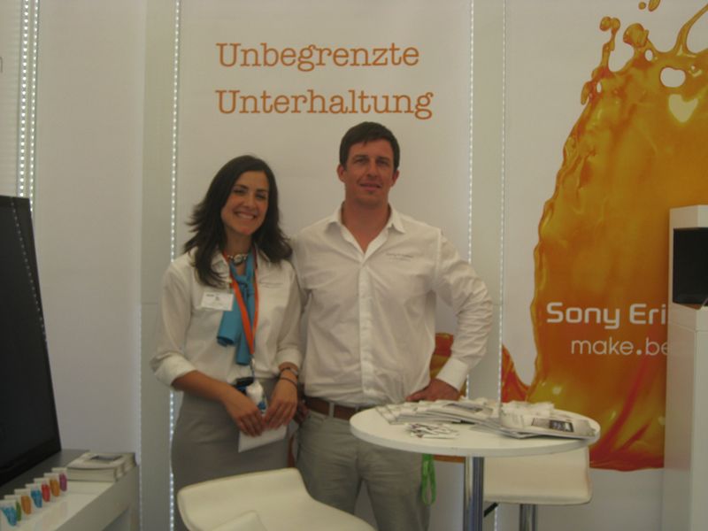 Pastora Cobos und Niko Weißkopf von Sony Ericsson schauen auf einen erfolgreichen Messetag zurück. (Archiv: Vogel Business Media)