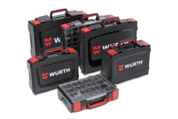 ORSY-System-Koffer: Die Orsy-System-Koffer zeichnen sich durch ein definiertes Rastermaß aus, dadurch sind alle Lagerkomponenten miteinander kompatibel. Die Koffer können aufeinandergestapelt und verrastet werden und passen in weitere Lagereinheiten wie Regale, Betriebs- und Fahrzeugeinrichtungen. Der Griff ist an der Front angebracht, was das Tragen besonders komfortabel macht. Korpus und Deckel sorgen durch ihre glänzenden und rauen Flächen für ein modernes Erscheinungsbild. Die Funktionselemente sind durch die unternehmenstypische rote Farbe gekennzeichnet, Hersteller Adolf Würth, Künzelsau, Deutschland. (Bild: Red Dot / Würth)