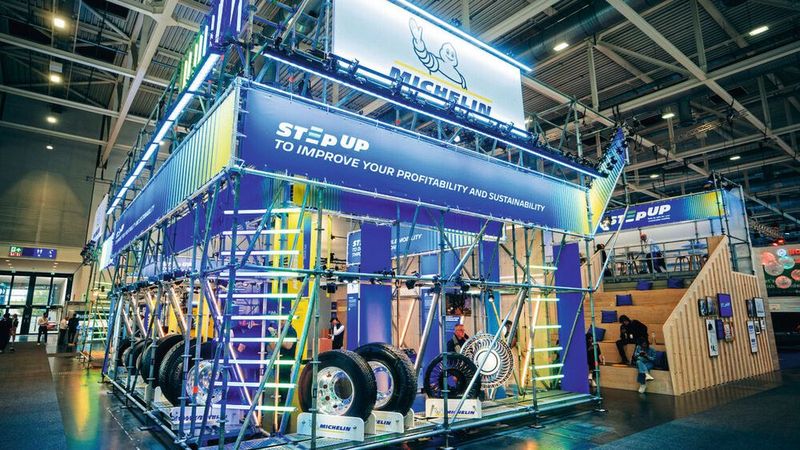 Michelin hat sich mit seinem IAA-Stand vom Branchenstandard abgekoppelt. Nachhaltigkeit hat bei den Franzosen bereits hier eine Relevanz. (Bild: Michelin)