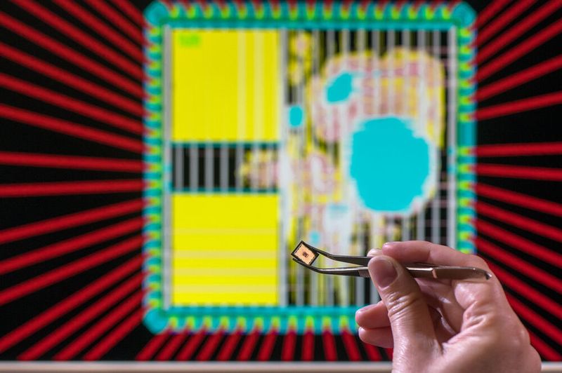 HW-SW-Co-Design: Der Chip setzt auf eine enge Verbindung von Hard- und Software, um Post-Quanten-Verschlüsselung performant und energieeffizient anzuwenden.  (Bild: Astrid Eckert / TUM)