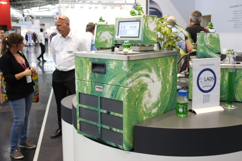 Die Umwälzthermostate Magio (im Bild), Dyneo und Corio haben von Hersteller Julabo einen eigenen Messe-Anstrich für die Analytica 2022 bekommen.  (LABORPRAXIS, C. Lüttmann)